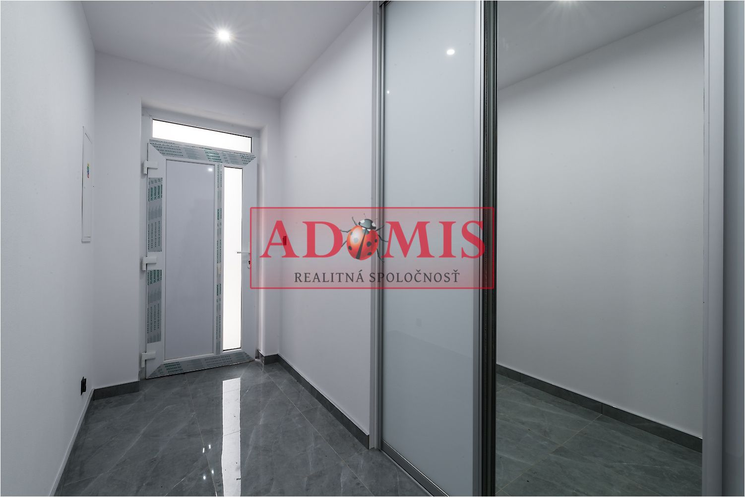 ADOMIS - predám pekný bungalov 123m2,5izbový, Ortáše 607m2, iba 18 km od Košíc