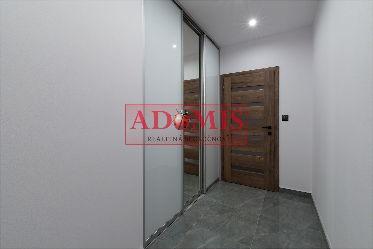 ADOMIS - predám pekný bungalov 123m2,5izbový, Ortáše 607m2, iba 18 km od Košíc