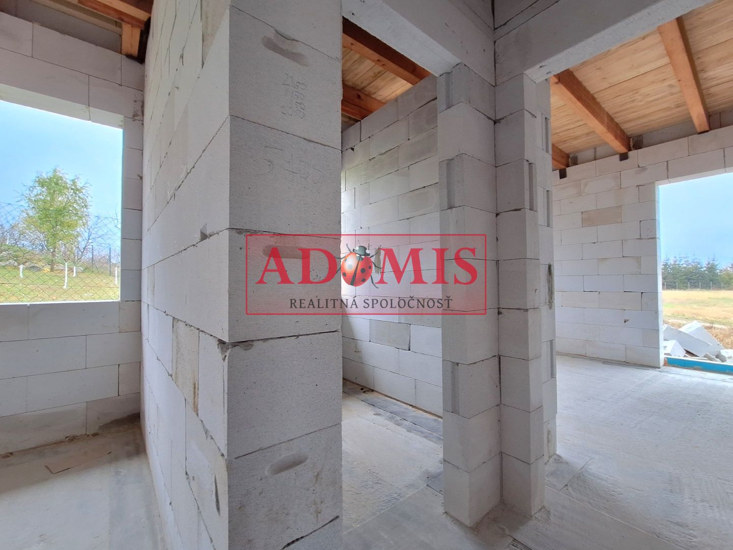 ADOMIS - predám pekný bungalov 123m2,5izbový, Ortáše 607m2, iba 18 km od Košíc