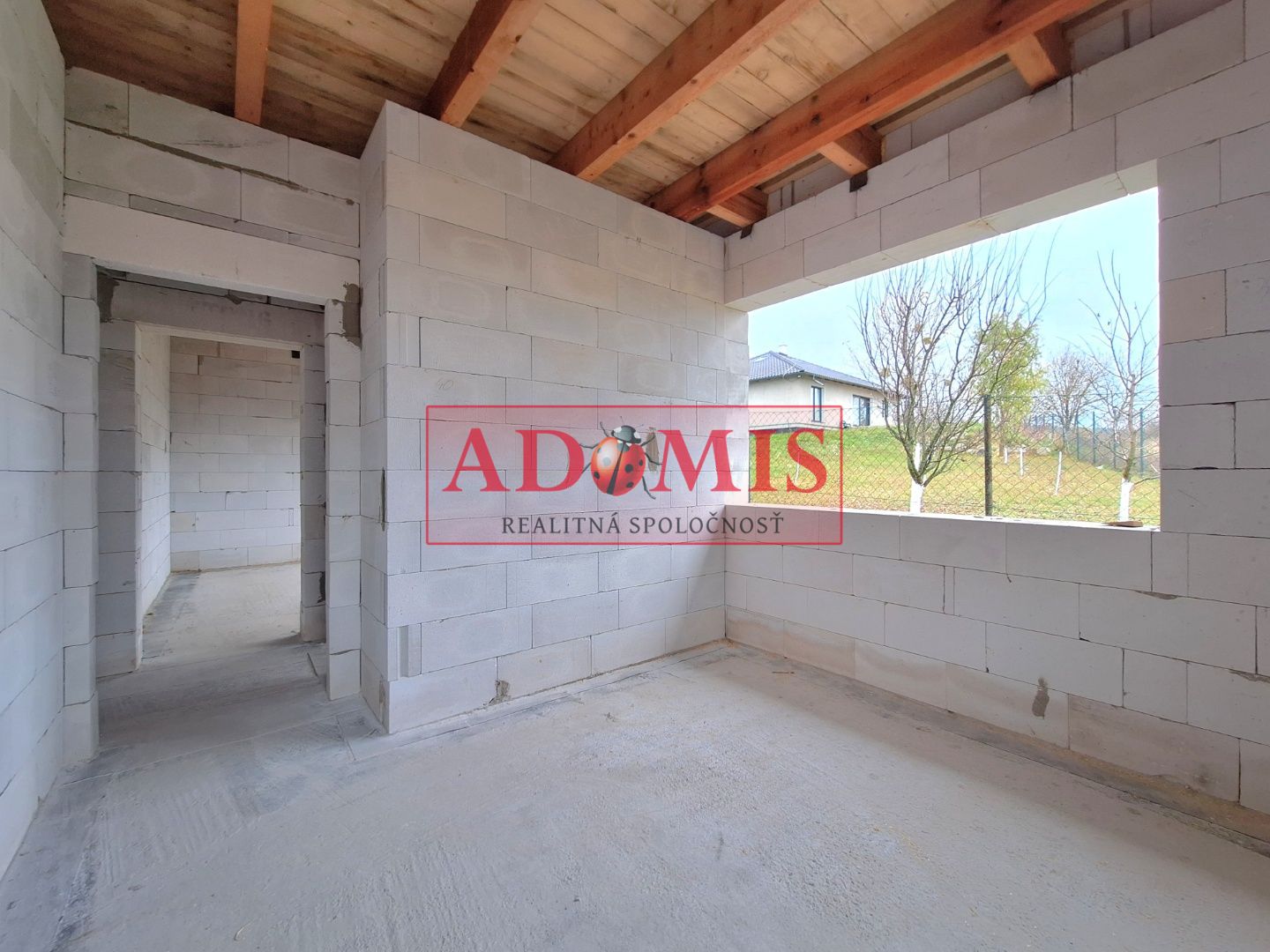 ADOMIS - predám pekný bungalov 123m2,5izbový, Ortáše 607m2, iba 18 km od Košíc