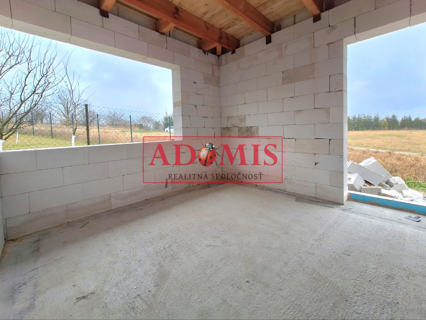 ADOMIS - predám pekný bungalov 123m2,5izbový, Ortáše 607m2, iba 18 km od Košíc