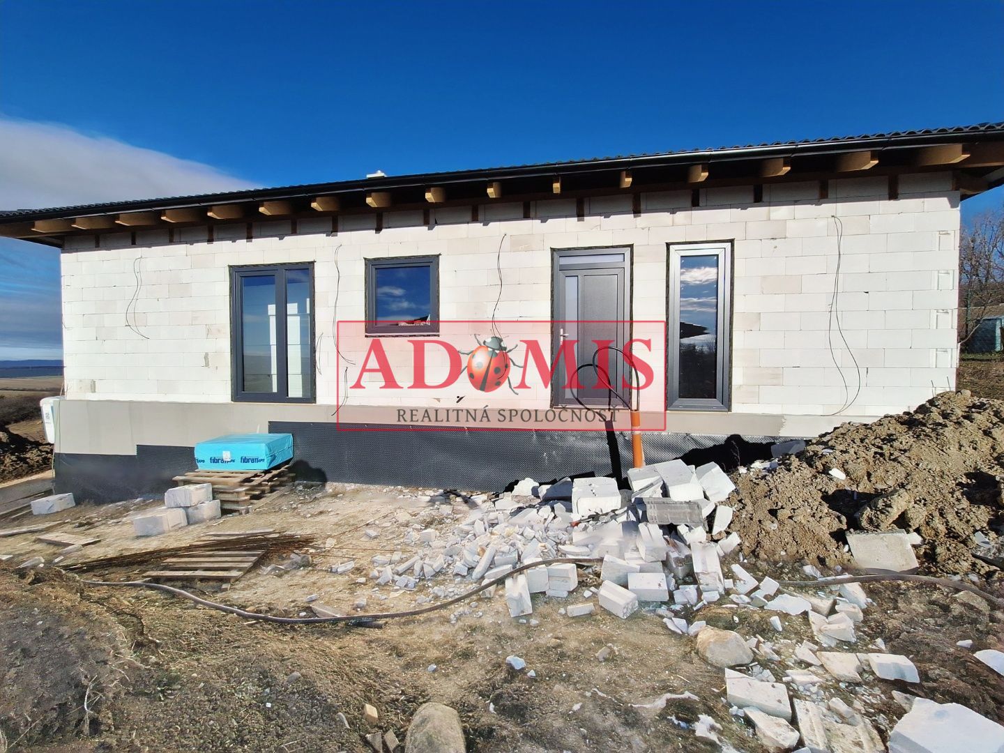 ADOMIS - predám pekný bungalov 123m2,5izbový, Ortáše 607m2, iba 18 km od Košíc