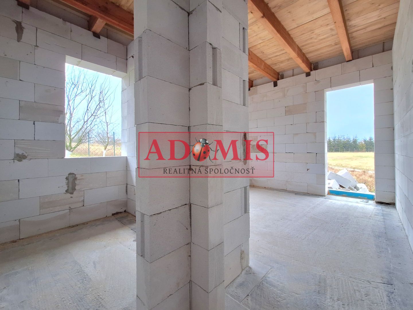 ADOMIS - predám pekný bungalov 123m2,5izbový, Ortáše 607m2, iba 18 km od Košíc