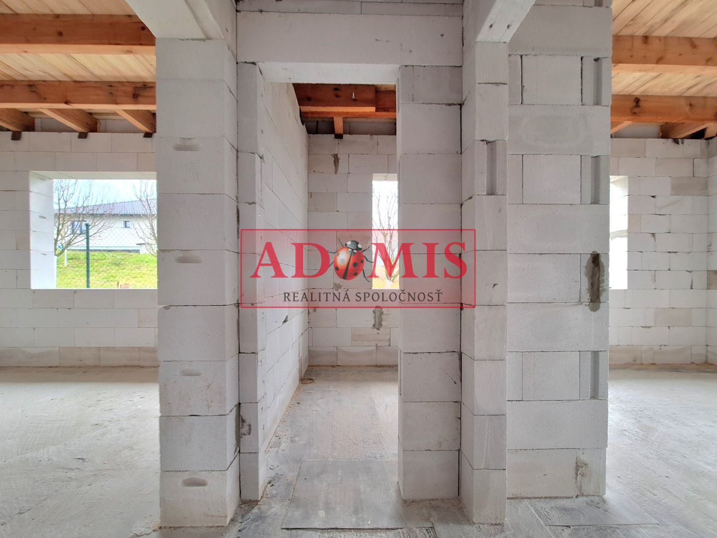 ADOMIS - predám pekný bungalov 123m2,5izbový, Ortáše 607m2, iba 18 km od Košíc