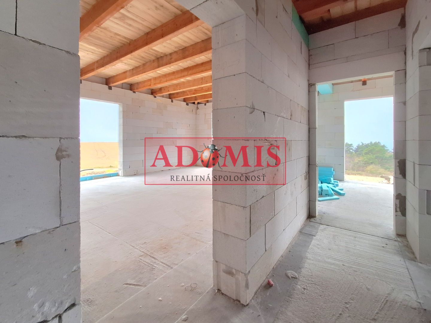 ADOMIS - predám pekný bungalov 123m2,5izbový, Ortáše 607m2, iba 18 km od Košíc