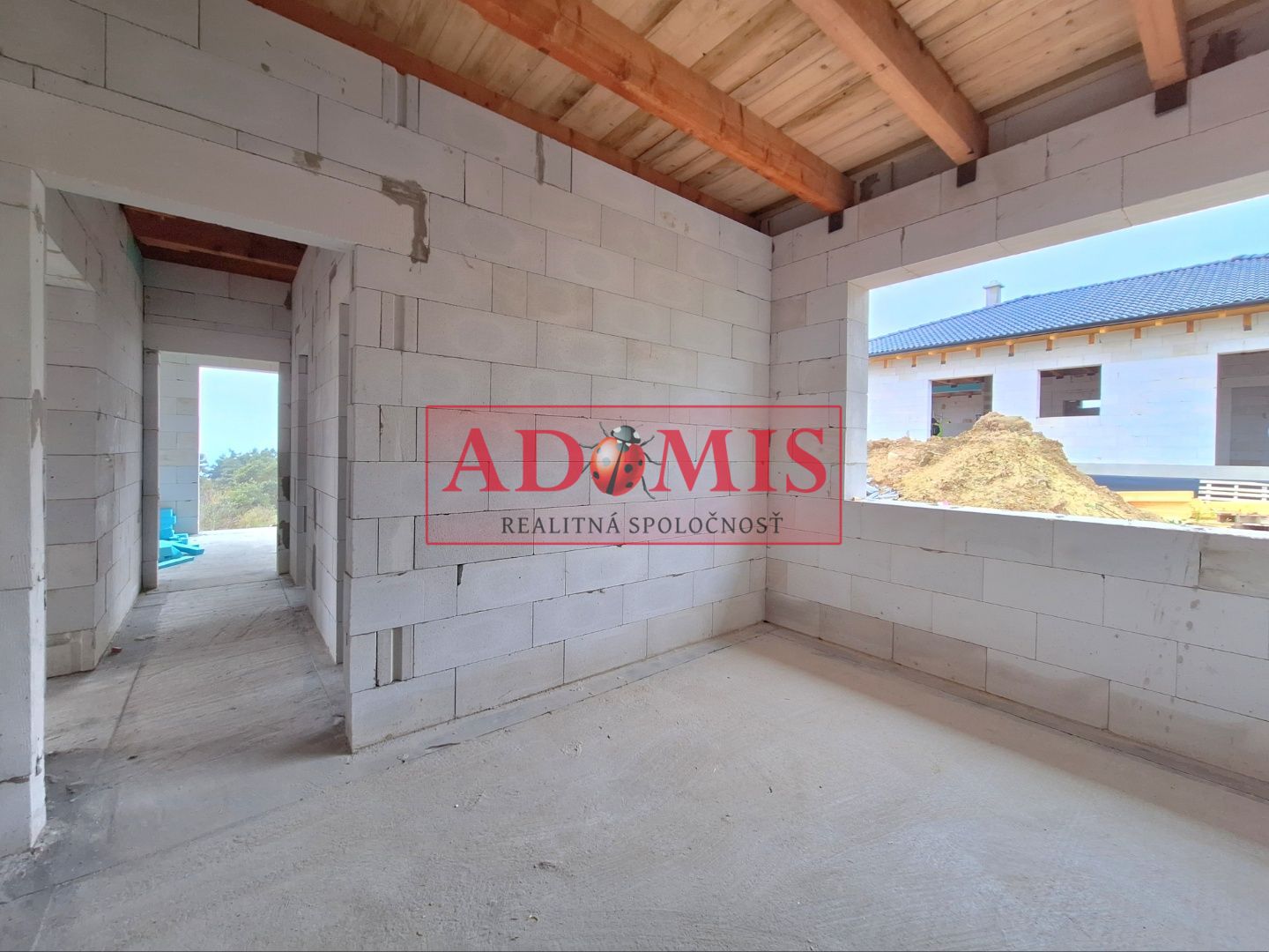 ADOMIS - predám pekný bungalov 123m2,5izbový, Ortáše 607m2, iba 18 km od Košíc