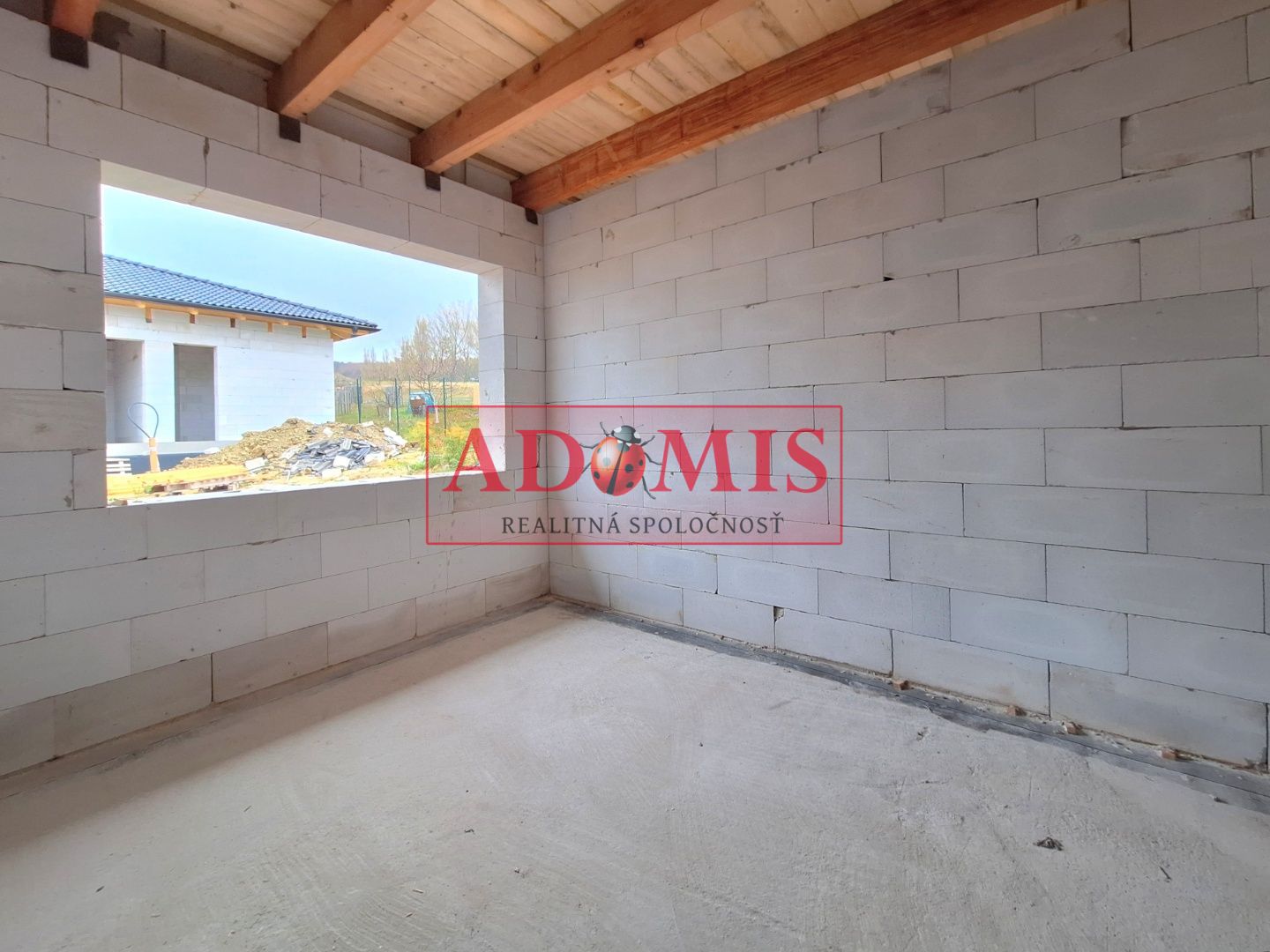 ADOMIS - predám pekný bungalov 123m2,5izbový, Ortáše 607m2, iba 18 km od Košíc