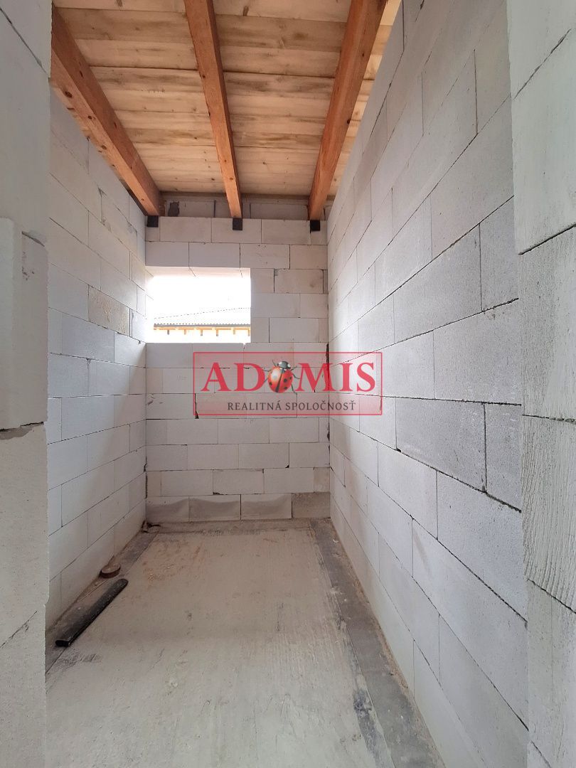 ADOMIS - predám pekný bungalov 123m2,5izbový, Ortáše 607m2, iba 18 km od Košíc