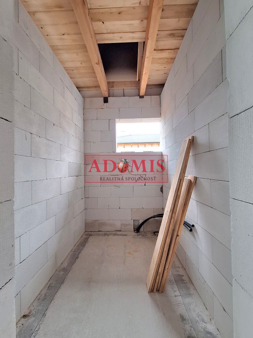 ADOMIS - predám pekný bungalov 123m2,5izbový, Ortáše 607m2, iba 18 km od Košíc