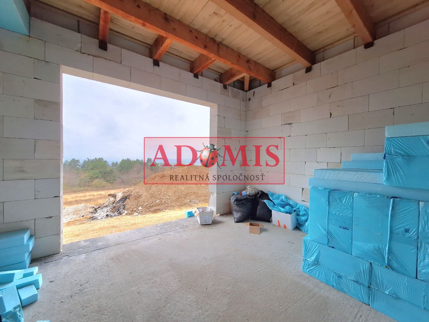 ADOMIS - predám pekný bungalov 123m2,5izbový, Ortáše 607m2, iba 18 km od Košíc