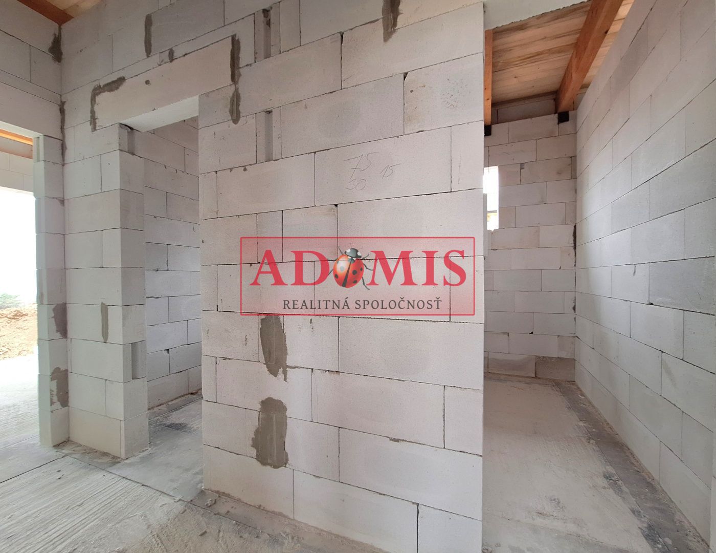 ADOMIS - predám pekný bungalov 123m2,5izbový, Ortáše 607m2, iba 18 km od Košíc