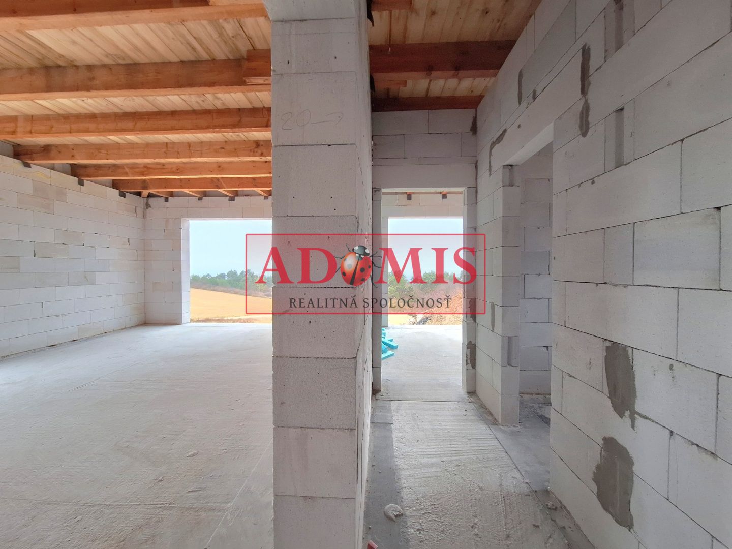 ADOMIS - predám pekný bungalov 123m2,5izbový, Ortáše 607m2, iba 18 km od Košíc