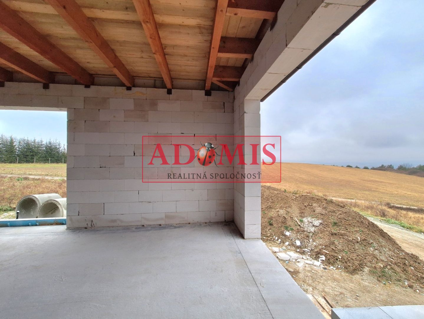 ADOMIS - predám pekný bungalov 123m2,5izbový, Ortáše 607m2, iba 18 km od Košíc