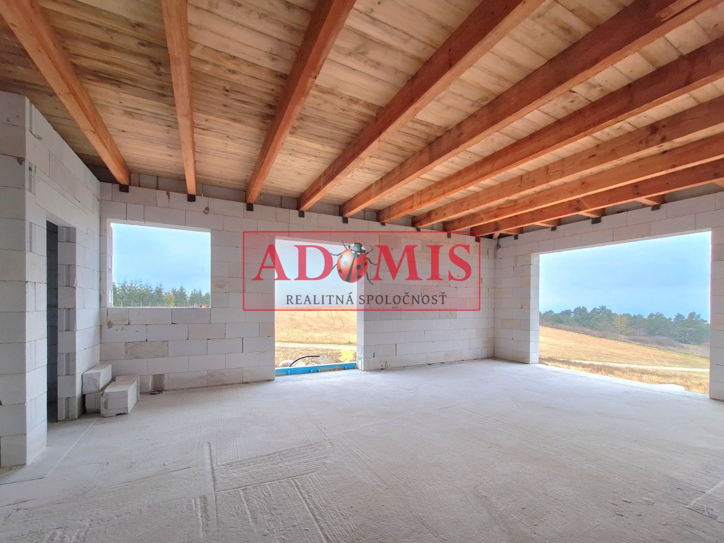 ADOMIS - predám pekný bungalov 123m2,5izbový, Ortáše 607m2, iba 18 km od Košíc