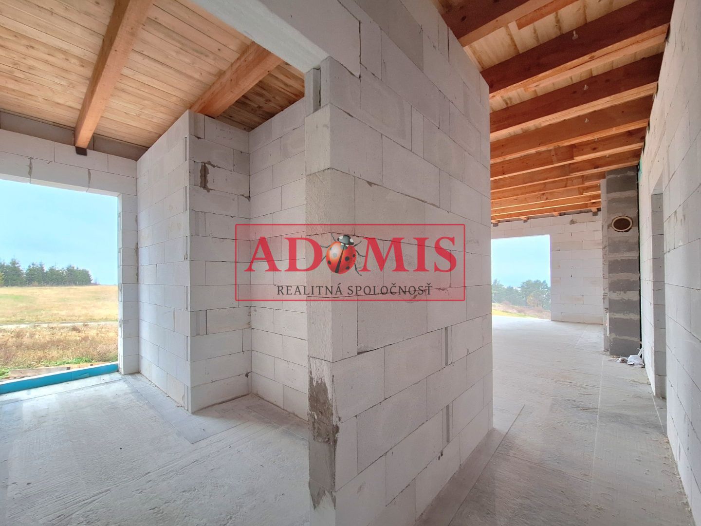 ADOMIS - predám pekný bungalov 123m2,5izbový, Ortáše 607m2, iba 18 km od Košíc