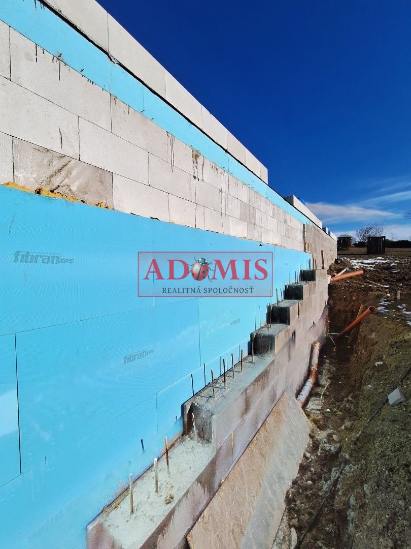 ADOMIS - predám pekný bungalov 123m2,5izbový, Ortáše 607m2, iba 18 km od Košíc