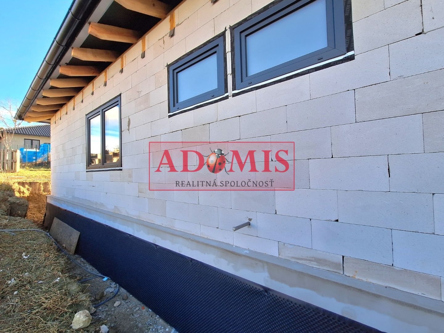 ADOMIS - predám pekný bungalov 123m2,5izbový, Ortáše 607m2, iba 18 km od Košíc