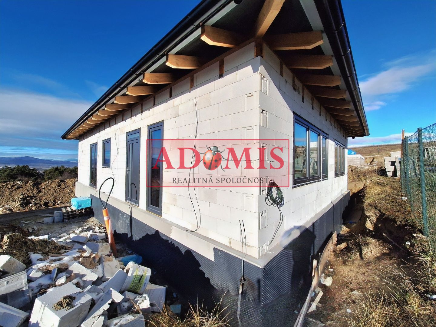 ADOMIS - predám pekný bungalov 123m2,5izbový, Ortáše 607m2, iba 18 km od Košíc