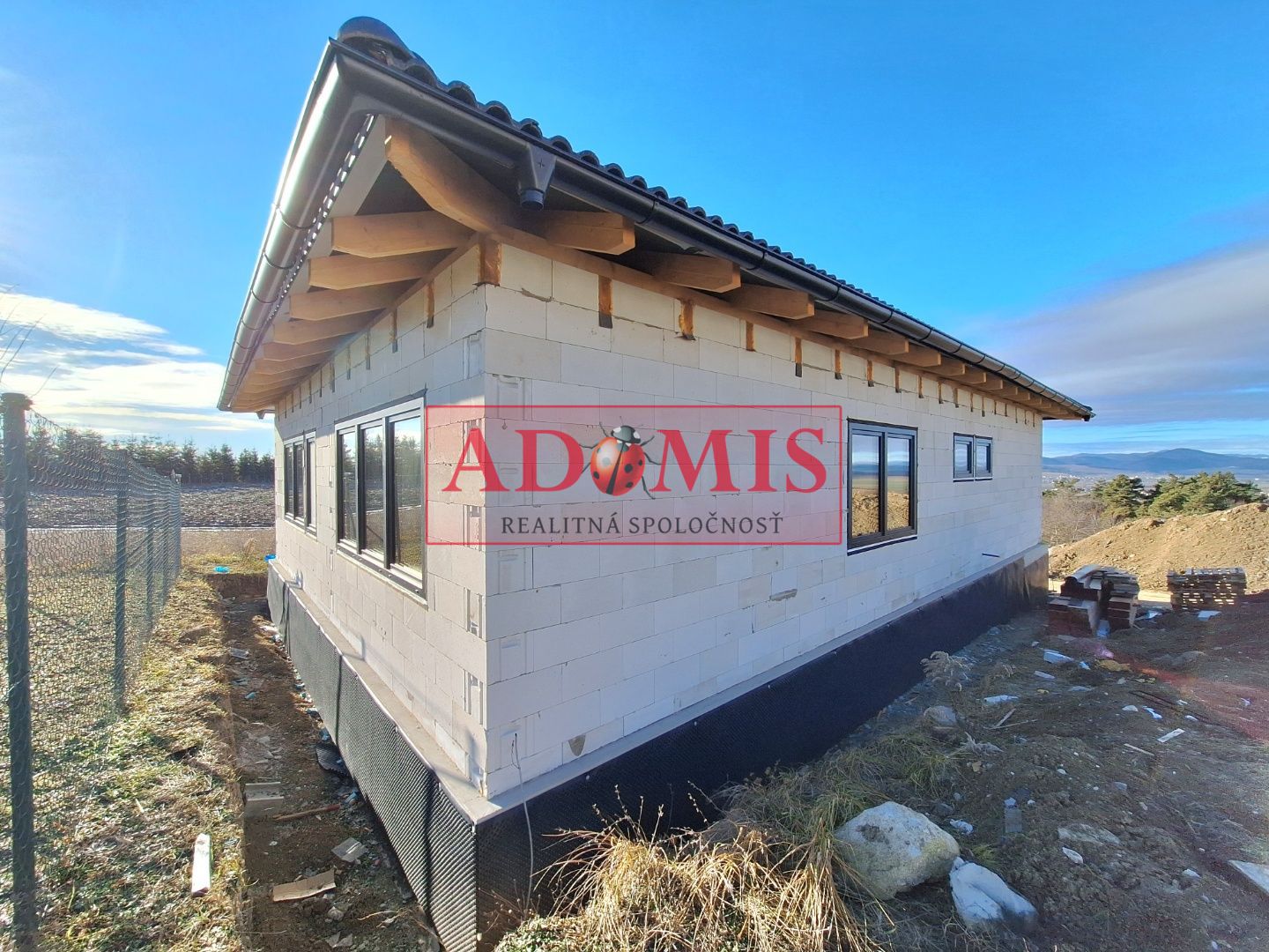 ADOMIS - predám pekný bungalov 123m2,5izbový, Ortáše 607m2, iba 18 km od Košíc