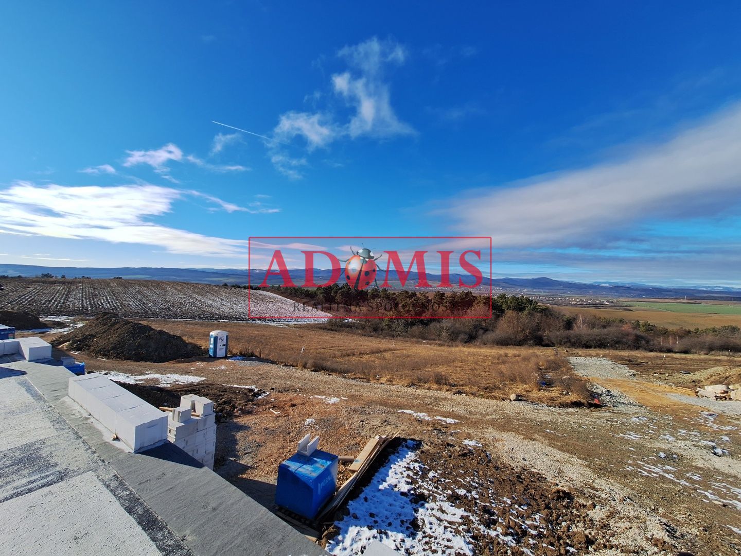 ADOMIS - predám pekný bungalov 123m2,5izbový, Ortáše 607m2, iba 18 km od Košíc