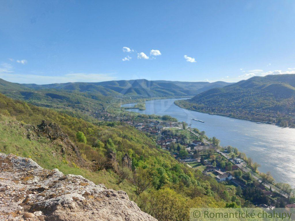 Rovinatý pozemok so základovou doskou na okraji podunajskej dedinky Moča