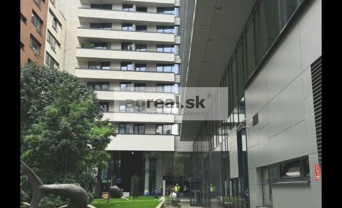 2-izbový zariadený apartmán s balkónom v projekte River Park pri Dunaji