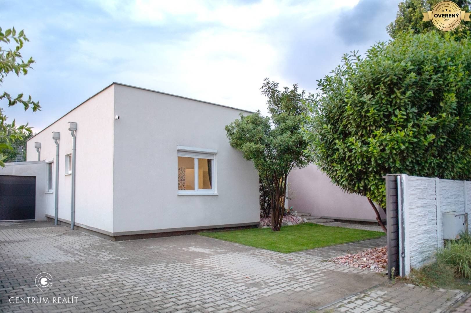 Priestranný 5-izbový bungalov, garáž, bazén, poz.590 m2, Dun. Lužná