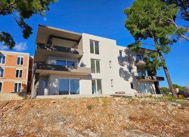 Trojizbové apartmány v štandarde all – inclusive na ostrove Hvar