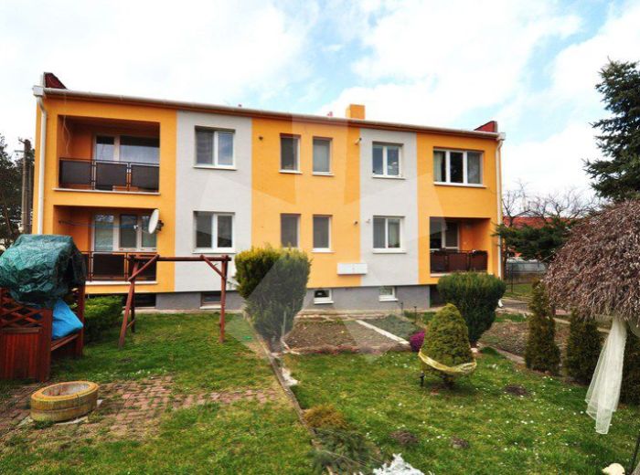PREDANÉ - IRKUTSKÁ, 3-i byt, 82 m2 - tehla, rekonštrukcia, nové rozvody, rodinná MALOBYTOVKA S DVOROM, vlastné kúrenie, POKOJNÉ BÝVANIE UPROSTRED ZELENE