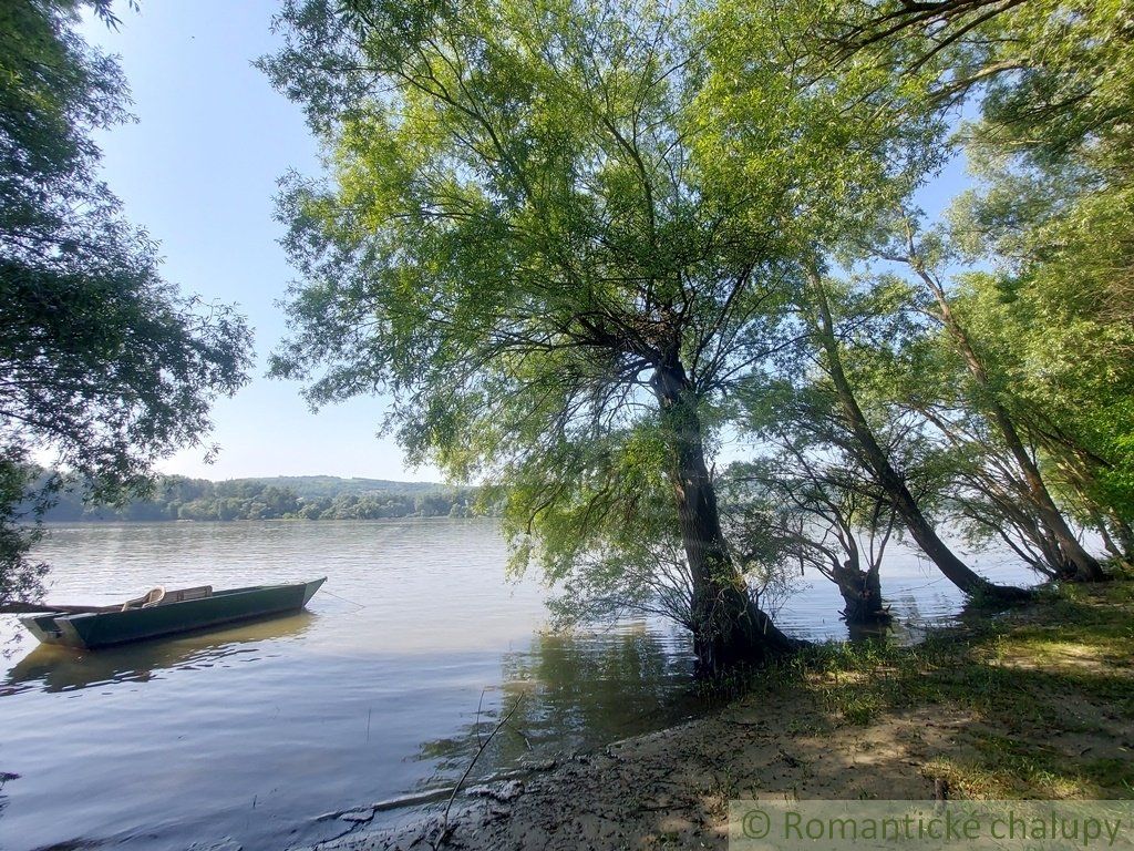 Dvojposchodová chatka na brehu rieky Dunaj v obci Radvaň nad Dunajom