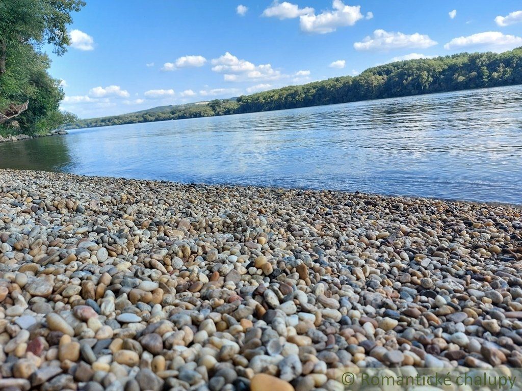 Dvojposchodová chatka na brehu rieky Dunaj v obci Radvaň nad Dunajom