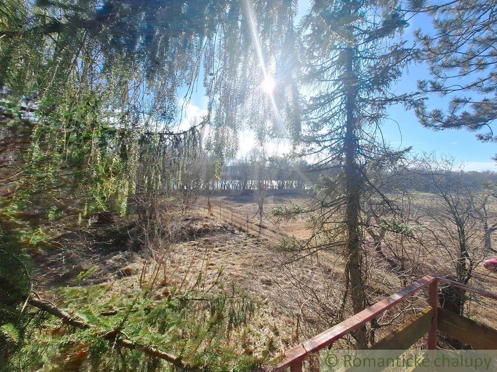 Dvojposchodová chatka na brehu rieky Dunaj v obci Radvaň nad Dunajom