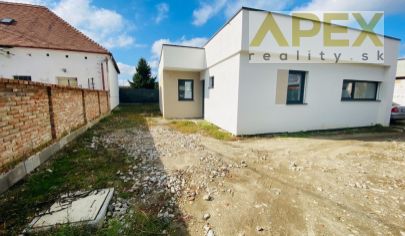 APEX reality_4i. novostavba rodinného domu_bungalow v tichej časti Hlohovca časť Šulekovo