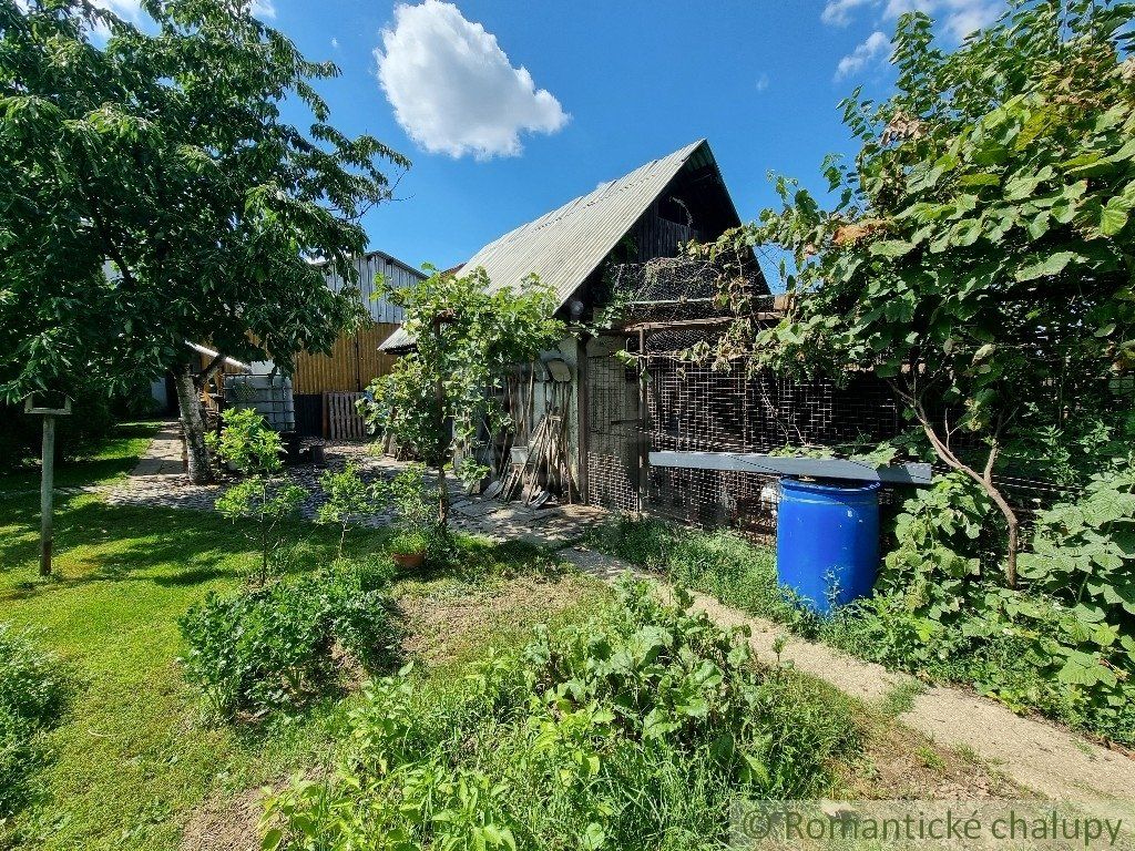 Dvojpodlažný 4 izbový rodinný dom v obci Boleráz, na predaj.