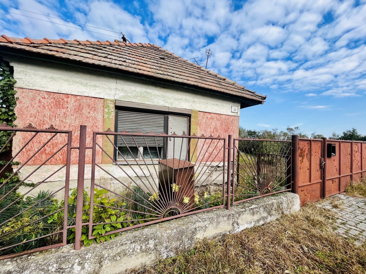 MLIEČANY-STARÝ RD S PEKNÝM STAVEBNÝM POZEMKOM NA PREDAJ