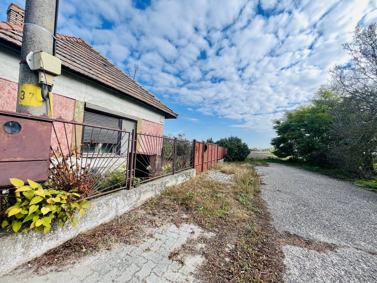 MLIEČANY-STARÝ RD S PEKNÝM STAVEBNÝM POZEMKOM NA PREDAJ