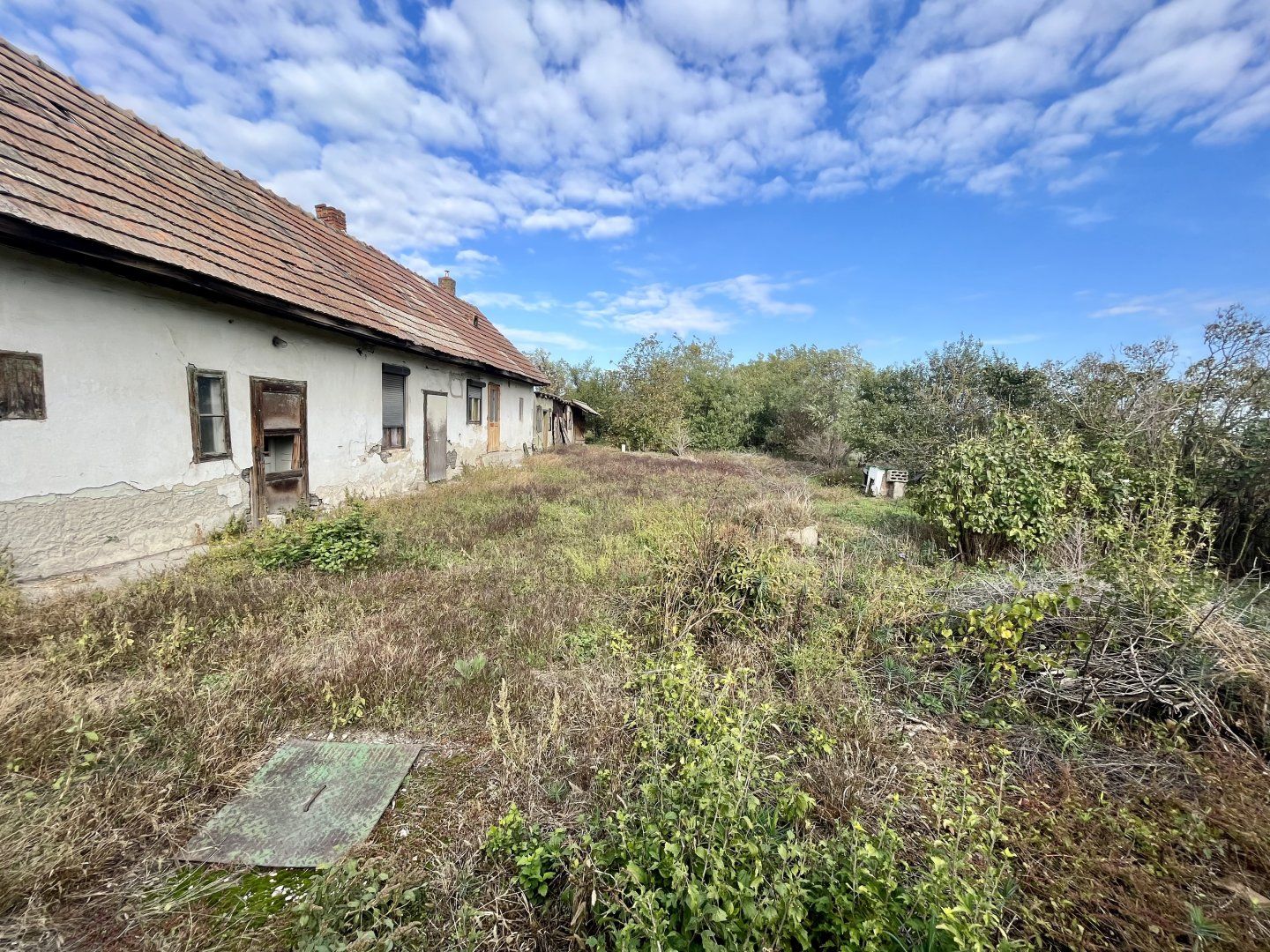 MLIEČANY-STARÝ RD S PEKNÝM STAVEBNÝM POZEMKOM NA PREDAJ