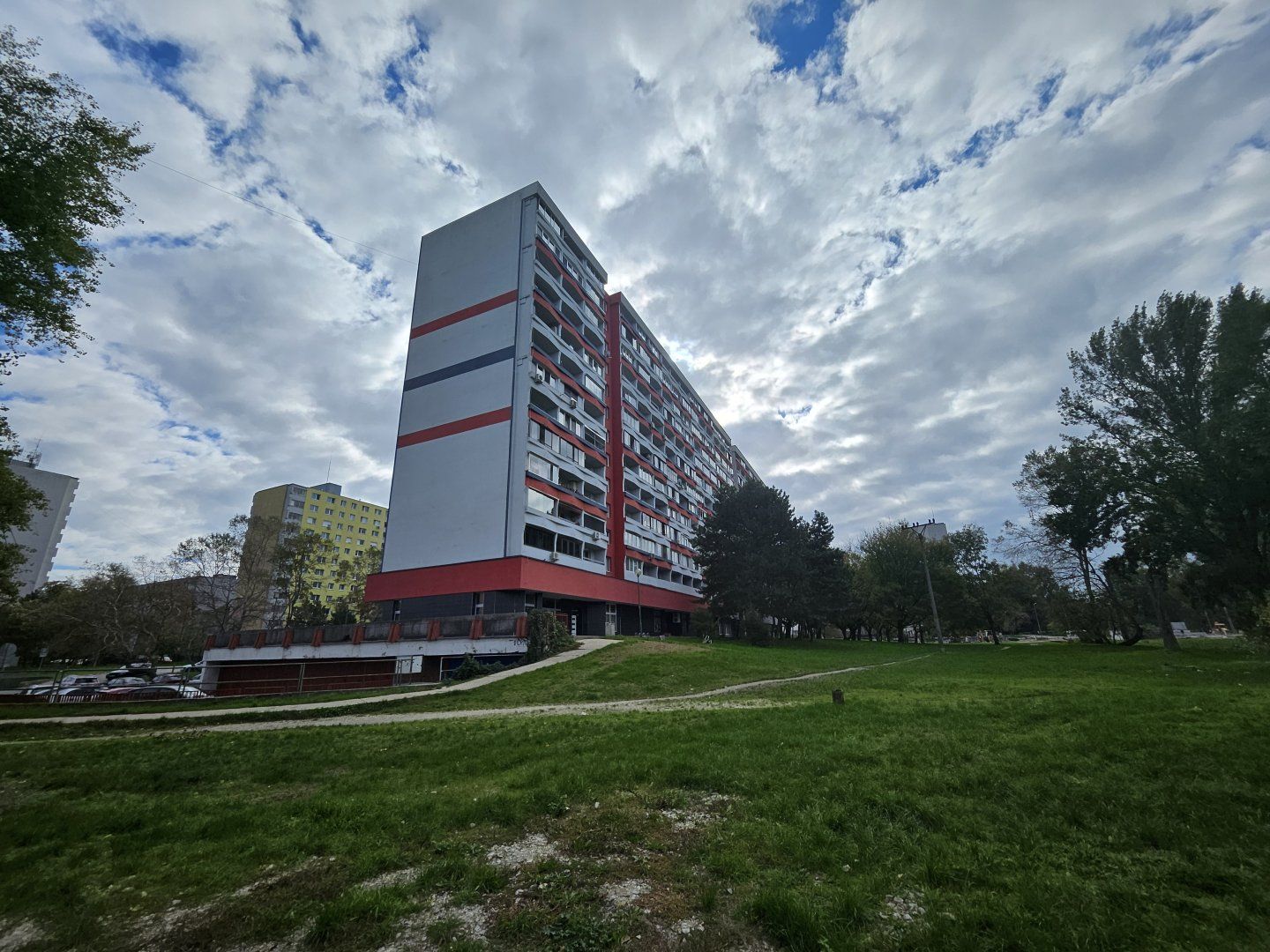 BYTOČ RK – Predaj obchodného a skladového priestoru s nakladacou  rampou – m.č. Petržalka , Bratislava.