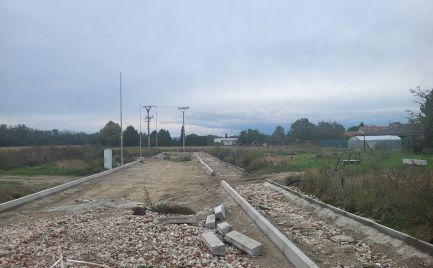 Na predaj stavebný pozemok 700 m2 v Hrubom Šúri v novej tichej lokalite  na okamžitú výstavbu, 127.500,- eur, dohoda možná