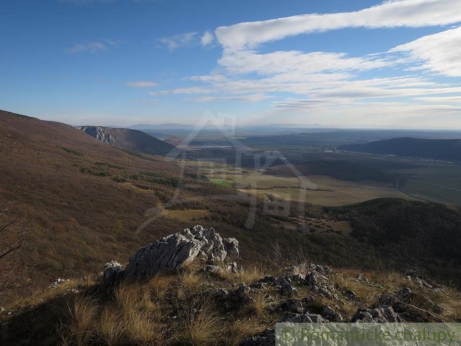 Vinica s chatkou pri obci Hrhov