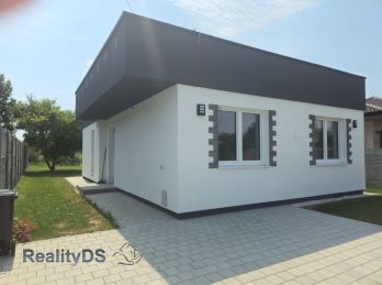 Predaj modernej 3 izb. novostavby RD, typu bungalov v štandarde, s pozemkom o rozlohe 445 m2, Báč