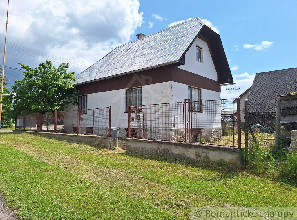 Dom s pôdorysom do tvaru L, napojený na všetky IS v peknej dedine pod Kriváňom