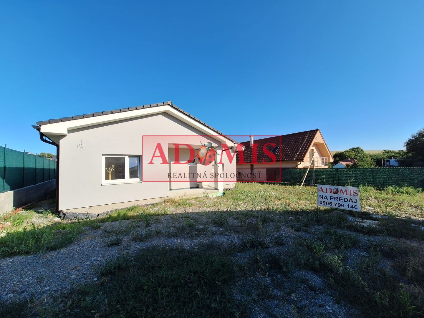 ADOMIS - predáme 4izb.bungalov 8, 552m2 Chrastné, čerpadlo,rekuperácia,vodovod,kompletne dokončený,asfalt, len 11km z Košíc