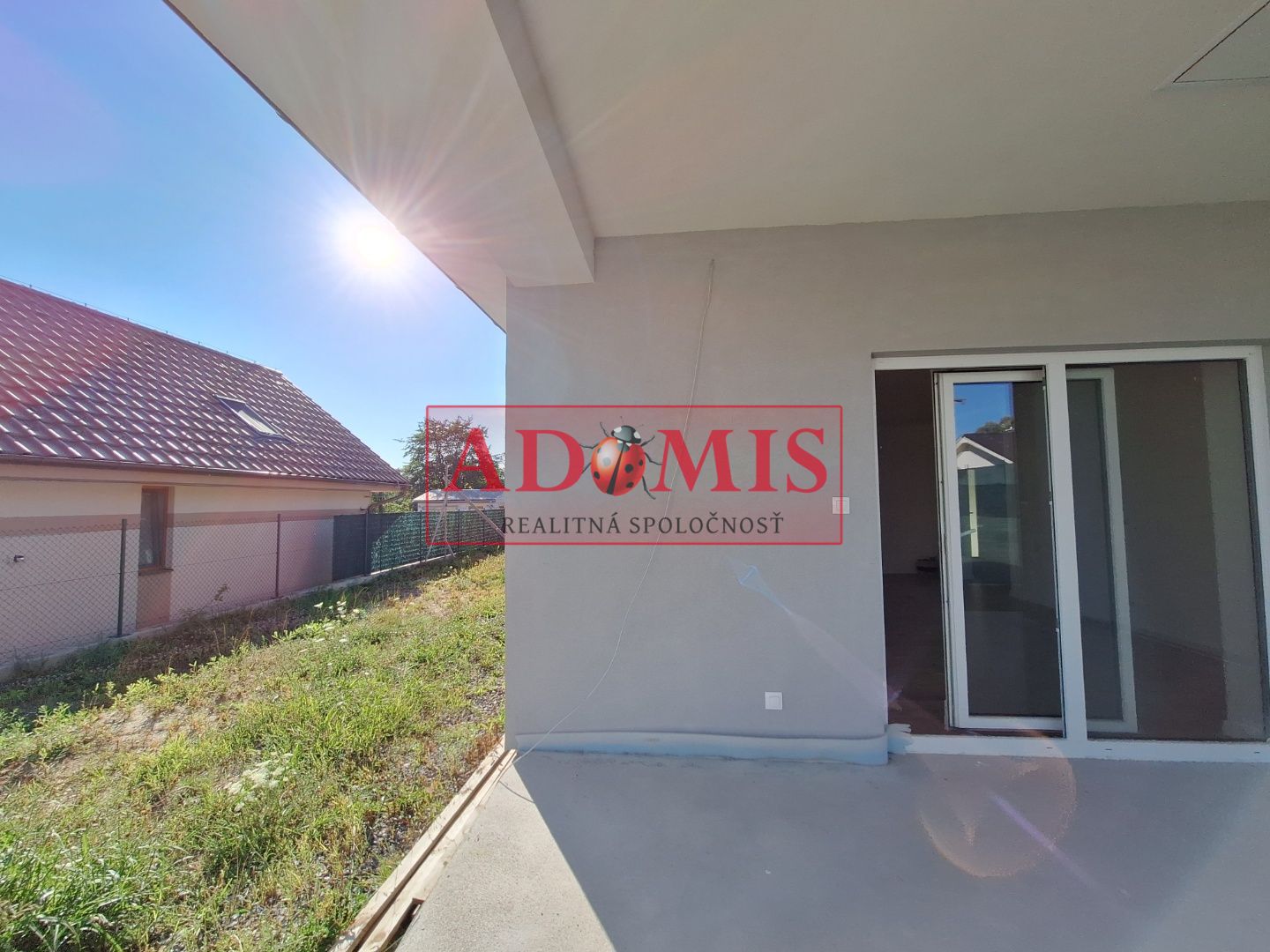 ADOMIS - predáme 4izb.bungalov 8, 552m2 Chrastné, čerpadlo,rekuperácia,vodovod,kompletne dokončený,asfalt, len 11km z Košíc