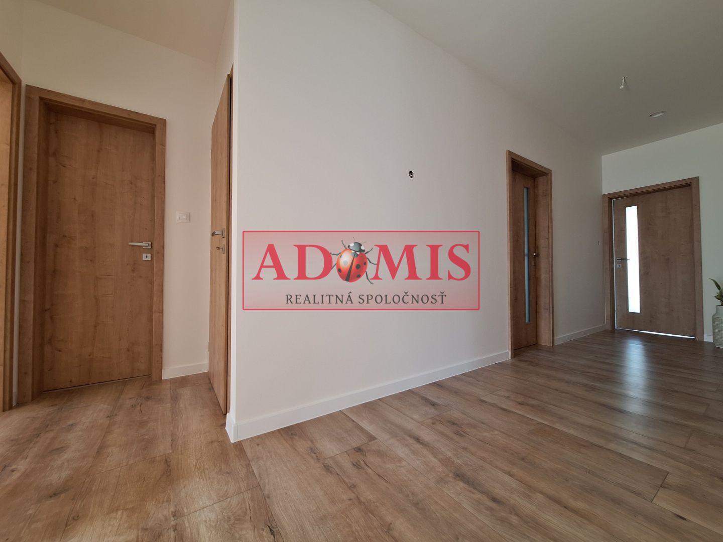 ADOMIS - predáme 4izb.bungalov 8, 552m2 Chrastné, čerpadlo,rekuperácia,vodovod,kompletne dokončený,asfalt, len 11km z Košíc