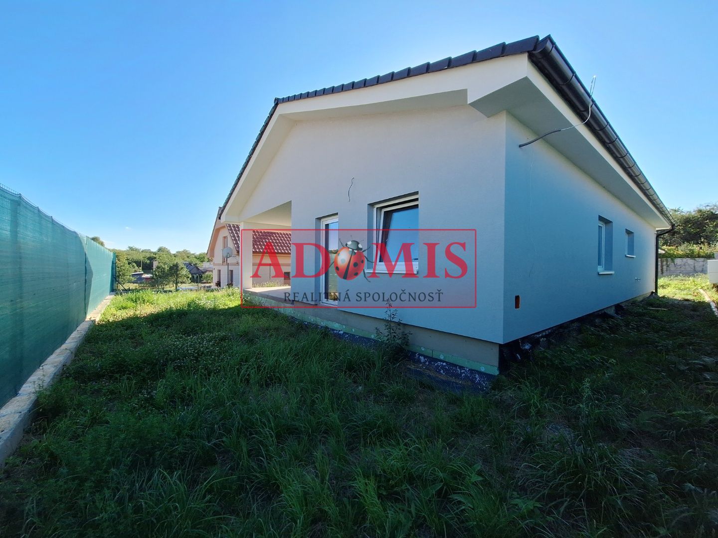 ADOMIS - predáme 4izb.bungalov 8, 552m2 Chrastné, čerpadlo,rekuperácia,vodovod,kompletne dokončený,asfalt, len 11km z Košíc