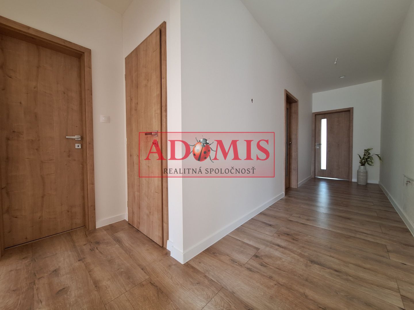 ADOMIS - predáme 4izb.bungalov 8, 552m2 Chrastné, čerpadlo,rekuperácia,vodovod,kompletne dokončený,asfalt, len 11km z Košíc