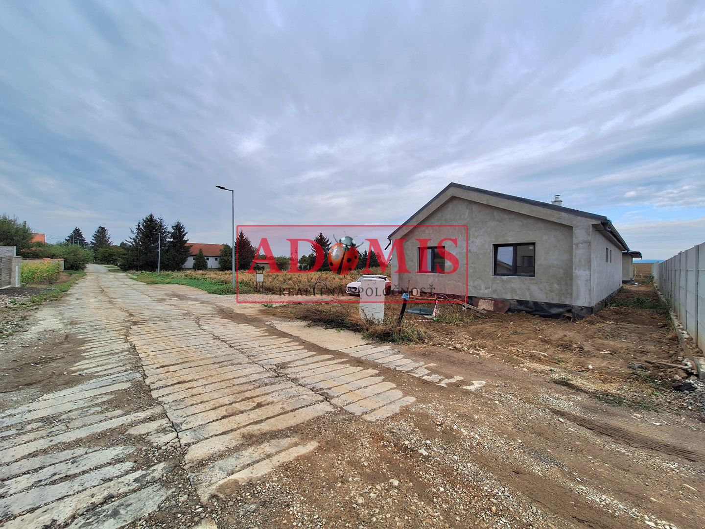 ADOMIS - predáme 4izbový bungalov - Novostavba 140m2 s priestrannou galériou,teraskou,obecná voda,ČOV,Cestice, len 15min z Košíc