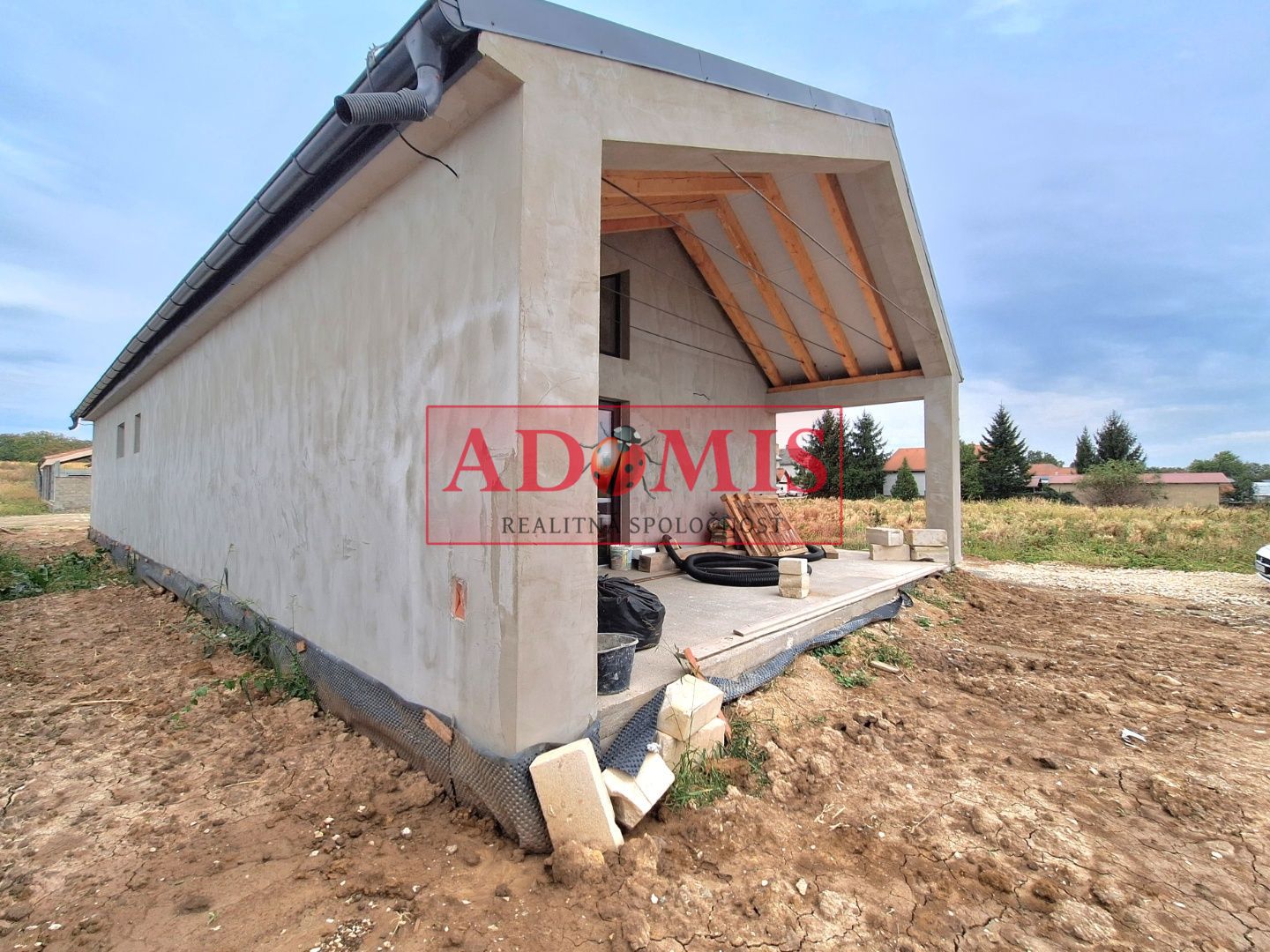 ADOMIS - predáme 4izbový bungalov - Novostavba 140m2 s priestrannou galériou,teraskou,obecná voda,ČOV,Cestice, len 15min z Košíc