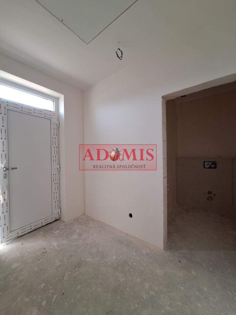 ADOMIS - predáme 4izbový bungalov - Novostavba 140m2 s priestrannou galériou,teraskou,obecná voda,ČOV,Cestice, len 15min z Košíc